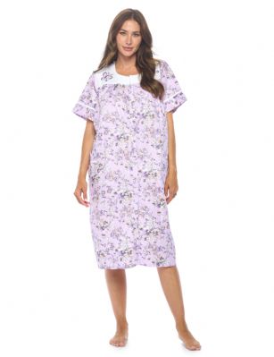 Casual Nights Women's Snap - Front House Dress Short Sleeve Woven Housecoat Duster Lounger Robe with Pockets - Purple Floral - Get Comfy Around the House with Casual Nights Cotton Duster Robes When youre ready to get out of the days clothes and slip into something more cozy, Casual Nights has the perfect womens robes for every occasion.  Thanks to a snap-front closure thats easy to open, slipping your housecoat on and off is easy. Its great for elderly folks with arthritic hands, people with limited dexterity and anyone who hates fumbling with traditional buttons (dont we all?!).  Looking for a plus size robe that fits as good as it looks? We offer sizes from S all the way to 4X in a range of adorable prints. Mid Calf Length Measures 44"-45"" Inches from shoulder to hemOur moo moos for women come in gorgeous designs  from delicate floral patterns to classic Florals and stripes  all in bright, sunny shades. With so many colors and patterns to choose from, why pick just one? Grab a blue duster for mom, a purple for grandma, pink for those hard-to-please teenage girls, and one (or three) for yourself!  Washing is a breeze too. Simply machine wash on cold, tumble dry on low and iron as needed.  Since our cotton duster robes are made from a durable cotton/poly knit, youll never have to worry about shrinking  even after repeat washes! Casual Nights Dusters Make the Best: ✓ Mumu Dresses for Women ✓ Button down pajamas ✓ Button up nightgowns ✓ Hospital gowns for women (post-surgery or for rehab) ✓ Housecoats for cleaning ✓ Nightwear for sleeping ✓ Spring/summer bathrobe ✓ and so much more! With so many great ways to wear, what will you use your snap duster for? Please use our size chart to determine which size will fit you best, if your measurements fall between two sizes, we recommend ordering a larger size as most people prefer their sleepwear a little looser. Small: Measures US Size 4-6, Chests/Bust 34"-35" Medium: Measures US Size 8-10, Chests/Bust 36"-37" Large: Measures US Size 1214, Chests/Bust 38"-40" X-Large: Measures US Size 16-18, Chests/Bust 41"-43" XX-Large: Measures US Size 18W-20W, Chests/Bust 46-48" 3X-Large: Measures US Size 22W-24W, Chests/Bust 50-52" 4X-Large: Measures US Size 26-28, Chests/Bust 54-56" 
