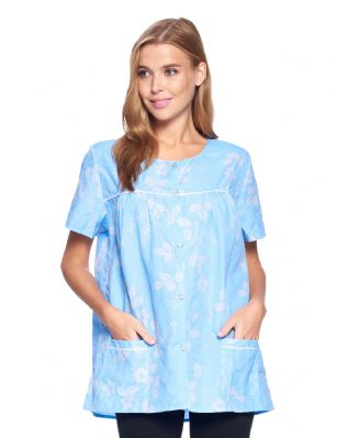 Casual Nights Women's Snap Front Smock Cobbler Woven Scrub Apron Top with Pockets - Blue Floral - This lightweight Cute and comfortable House Smock with Snaps front closure Cobbler Aprons for ladies from the Casual Nights Loungewear robes and Sleepwear Collection, Thin and light house top, in beautiful feminine floral print pattern designs. this easy to wear smock blouses is made of 55% Cotton, 45% Poly woven fabric, perfect for spring, summer and all year round! The lounger top Features: short sleeves shirt with full button Snaps front closure for easy wearing and easy slipping on/off, flattering round neck with scalloped trim at yolk, 2 roomy front patch hand pockets, length measures approx. 28. This house apron cobbler has a relaxed comfortable fit and comes in regular and plus sizes S, M, L, XL, 2X, 3X, 4X. All year winter and summer versatile multi uses, throw over your clothes as house robe cobbler while cleaning, washing and cooking to protect from dirt and hold your essentials, wear around the house as relaxed home day shirt, a pajama top to sleep in the spring and hot summer nights as a sleepshirt, Our cobbler scrubs is perfect to use for maternity, labor/delivery, nurse hospital scrub gown. Makes a perfect Mothers Day gift for your loved ones, mom, housekeeper, seamstress, older women or elderly grandmother. Even beautiful enough for outside shopping and walking, comfortable enough for everyday while keeping your clothes clean and fresh! Please use our size chart to determine which size will fit you best, if your measurements fall between two sizes, we recommend ordering a larger size as most people prefer their sleepwear a little looser. Small: Measures US Size 4-6, Chests/Bust 34"-35" Medium: Measures US Size 8-10, Chests/Bust 36"-37" Large: Measures US Size 1214, Chests/Bust 38"-40" X-Large: Measures US Size 16-18, Chests/Bust 41"-43" XX-Large: Measures US Size 18W-20W, Chests/Bust 46-48" 3X-Large: Measures US Size 22W-24W, Chests/Bust 50-52" 4X-Large: Measures US Size 26-28, Chests/Bust 54-56" 
